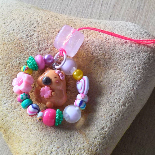 Bijou de téléphone capybara  fleur rose style gourmand et coloré capibala kawaii