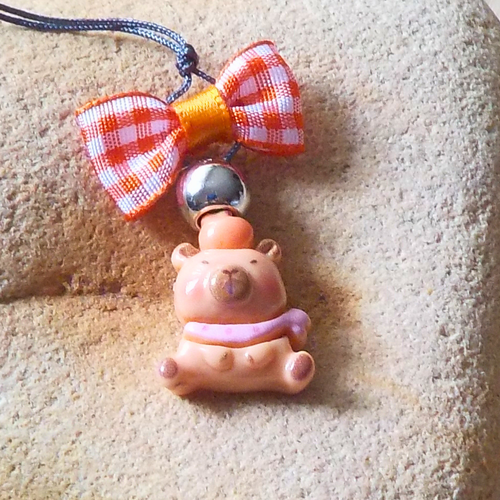 Bijou de portbale capybara pêche fuit couleur orange noeud tissu vichy