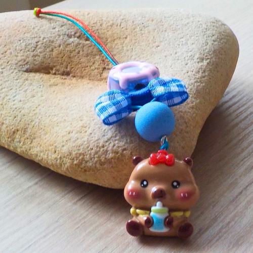 Bijou de portbale capybara bébé et son biberon noeud bleu marine et blanc vichy tissu perle acrylique donuts