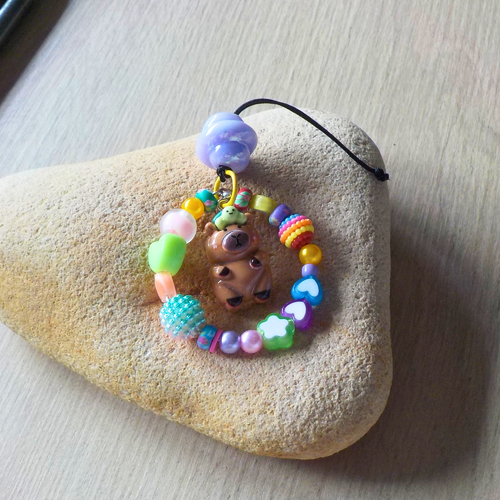 Bijou de téléphone capybara cercle de perles colorées rondes et coeurs
