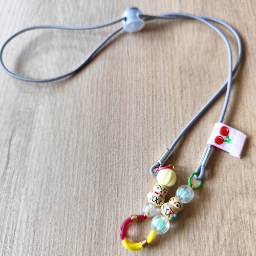 Cordon de lunettes élastique gris ajustable avec des puces d'amour création unique chaine de lunettes originales avec charms puces d'amour