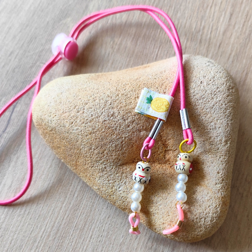 Cordon de lunettes élastique roseajustable avec des puces d'amour création unique chaine de lunettes originales avec charms puces d'amour