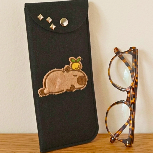 Etui a lunettes noir en simili cuir avec patch thermocollant capybara rangement pour stylo