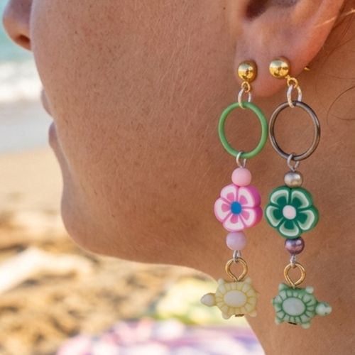 Boucles d'oreilles pendantes colorées fleurs polymères tortues anneaux colorés et perle acrylique