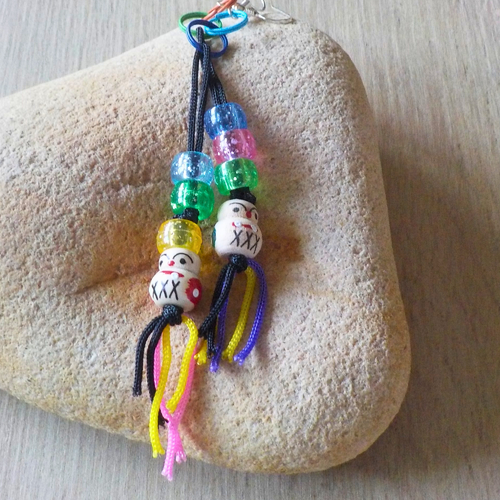Boucles d'oreilles grigri porte bonheur  poupées en bois colorée été asymétriques uniques personnalisables