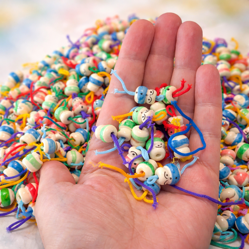 Perles en bois poupées en lot de 15 avec cordons colorés diy colliers boucles d 'oreilles pendentifs en bois