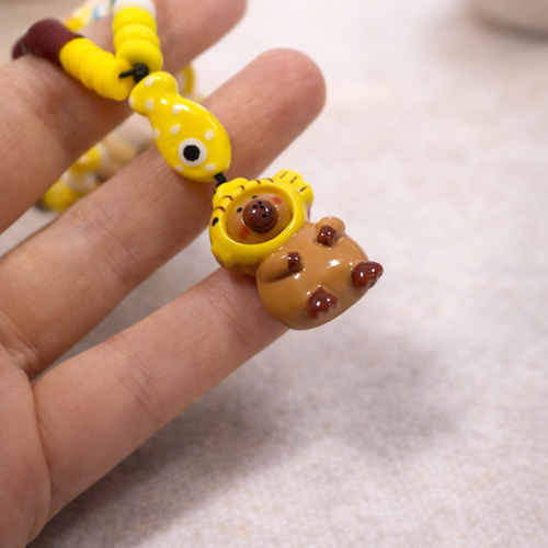 Bijou de téléphone capybara jaune – strap téléphone perles fruitées – accessoire portable kawaii fait main