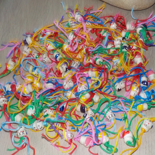 Poupée porte-bonheur en bois – style puce d’amour – bijou de sac ou strap coloré – création artisanale 2026