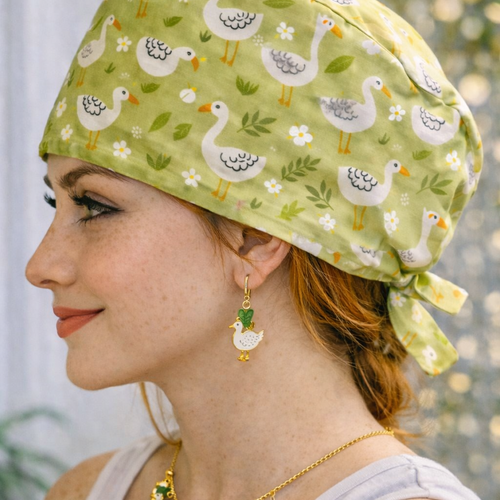 Calot chirurgical femme motif oies – vert doux & fleurs – fait main