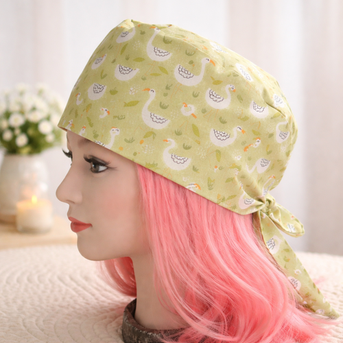 Calot chirurgical femme motif oies – vert doux & fleurs – fait main