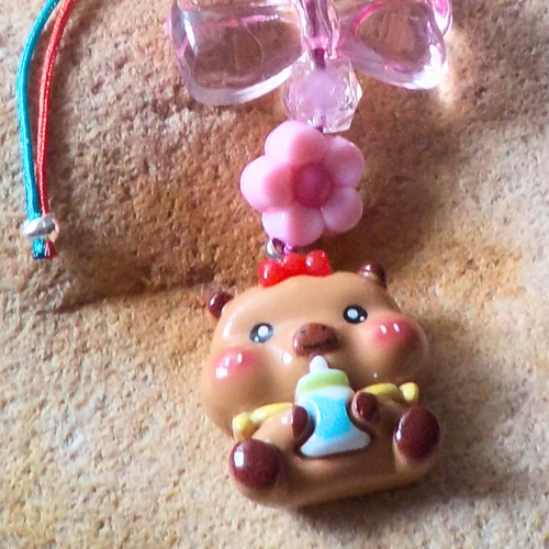 Bijou de portbale capybara bébé et son biberon et gros noeud en résine rose,fleurs rose cordon solide bleu et rouge