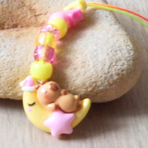 Bijou de portable capybara dort sur la lune étoile rose kawaii accessoire de mode tendance capibala mignon rose et jaune