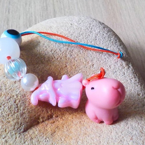 Bijou de téléphone capybara rose et perle  talisman oeil grec grigri kawaii accessoire tendance