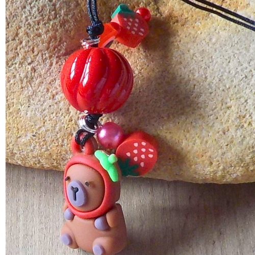 Bijou de téléphone portable grigri capybara avec fraises rouge vert accessoire tendance capybara grigri de sac