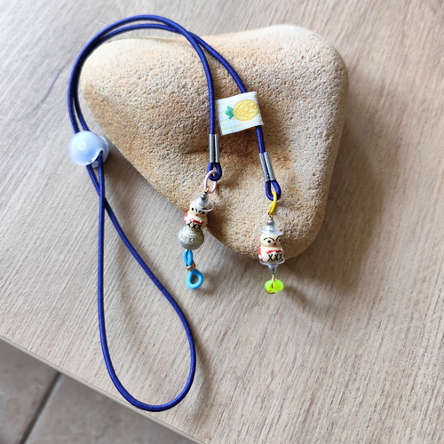 Cordon de lunettes élastique bleu ajustable avec des puces d'amour création unique chaine de lunettes originales avec charms puces d'amour