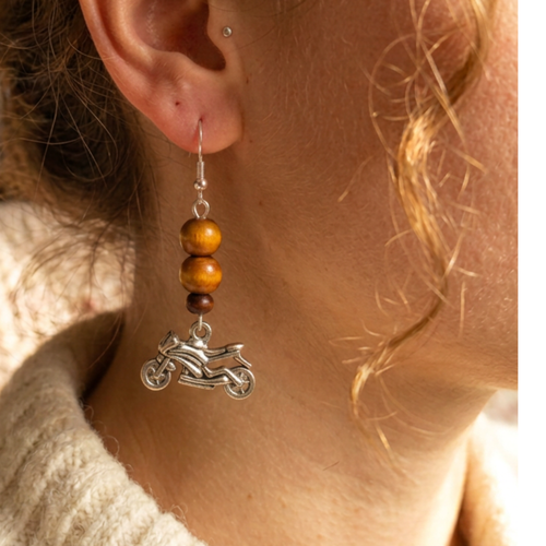 Boucles d'oreilles motos argent et bois mélange de matière passion du motocross fille garcon crochet hamecon en argent