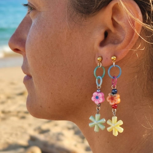 Boucles d'oreilles pendantes colorées fleurs polymères anneaux colorés et perle acrylique