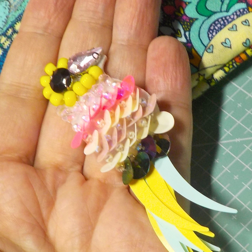 Applique artisanal colorée perroquet sequins