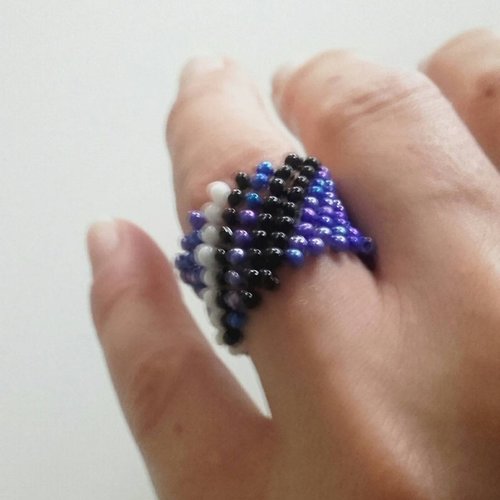 Bague large anneau coloré fantaisie en perles rocaille violet moirés noir blanc bohème géométrique femme homme taille 60 fr handmade un