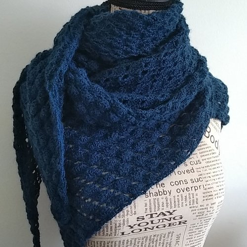 Chèche châle gaufré bleu intense en pure laine d'alpaga fait-main au crochet