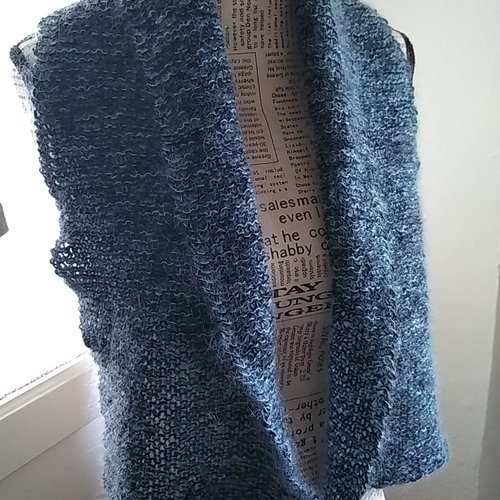 Écharpe mi-saison noire moirée bleu alpaga mohair soie tricoté main
