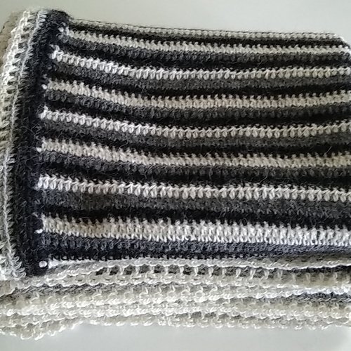 Plaid couverture enfant bébé couleurs naturelles blanc gris noir d'alpaga fait-main au crochet