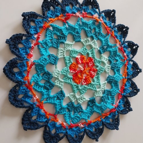Napperon mandala étoile fleur multicolore en coton fait-main au crochet