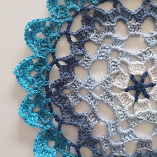Napperon mandala étoile fleur bleu dégradé camaïeu en coton fait-main au crochet décoration d'intérieur