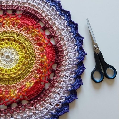 Napperon mandala multicolore en coton crocheté main