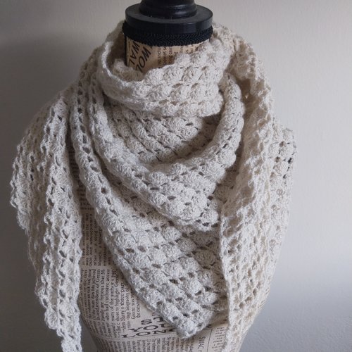 Écharpe chèche petit châle gaufré pure alpaga  blanc écru crocheté main femme mi-saison