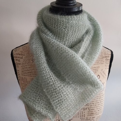 Écharpe vaporeuse vert clair mohair soie tricotée main