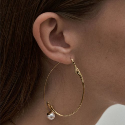 Boucles d'oreilles créoles originales - élégance moderne