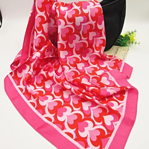 Foulard satiné rose à motifs cœurs – carré 70x70 cm