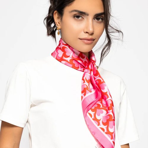 Foulard satiné rose à motifs cœurs – carré 70x70 cm