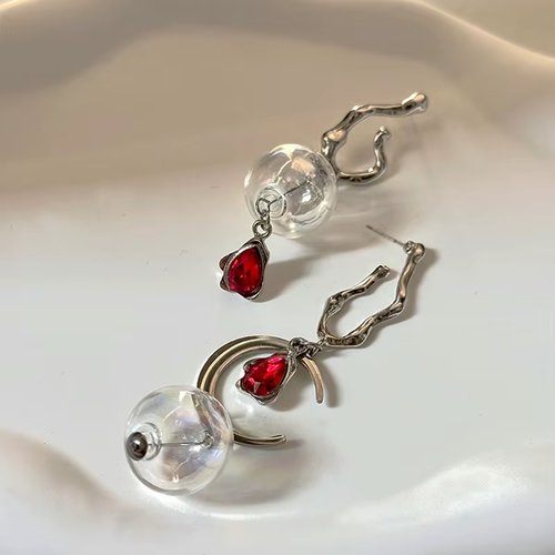 Boucles d'oreilles pendantes asymétriques perles bulles et strass rouge