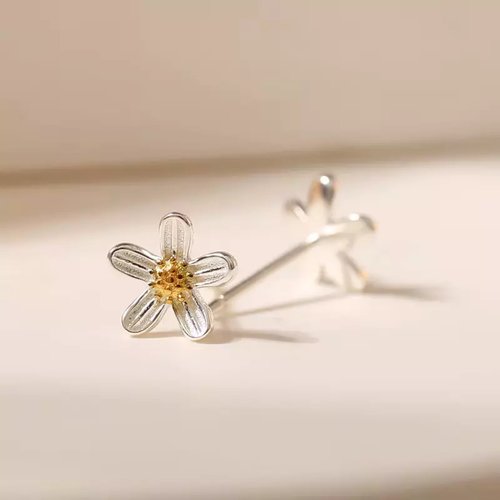Puces d’oreilles marguerite – finition argentée et cœur doré