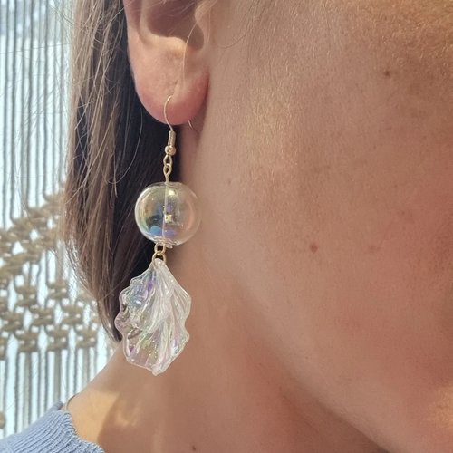 Boucles d’oreilles pendantes coquillage irisé – perle bulle et reflets nacrés