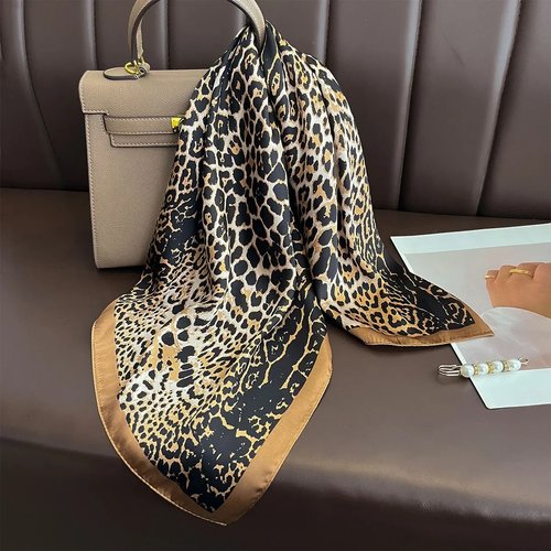 Foulard carré léopard marron – 70x70 cm en polyester satin