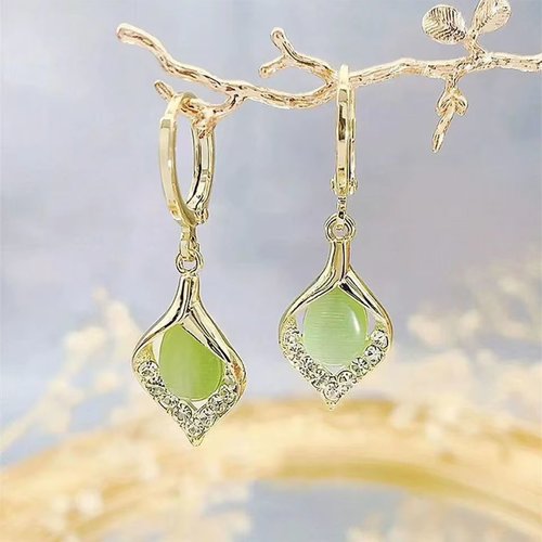 Boucles d’oreilles pendantes dorées avec perle goutte – vert ou ivoire