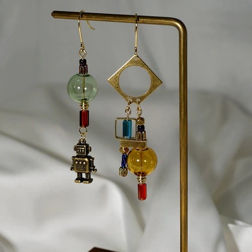 Boucles d’oreilles asymétriques robot et géométriques