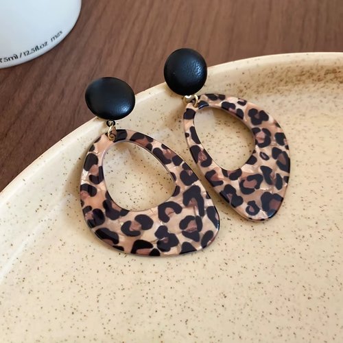 Boucles d’oreilles léopard légères – acrylique et cuir (6,5 cm)