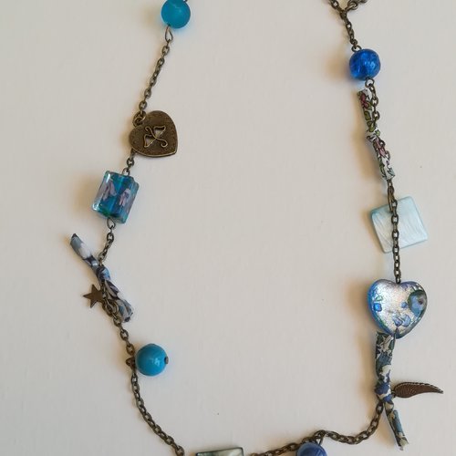 Collier bleu, perles, breloques et ruban liberty