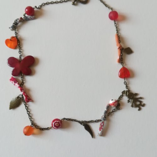 Collier rouge et orange , perles, breloques et ruban liberty