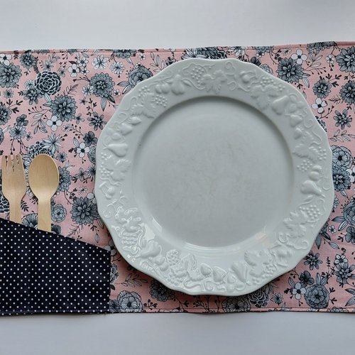 Set de table nomade , du rose, du noir, des fleurs....