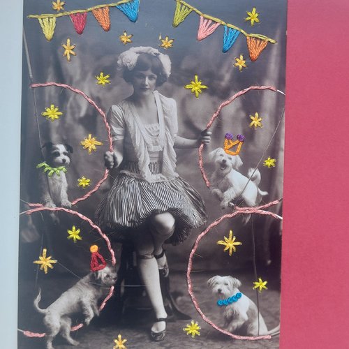 Carte postale brodée 'les chiens du cirque'