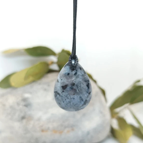 Collier pendentif goutte en larvikite | labradorite noire | pierre de lune noire | spectrolite