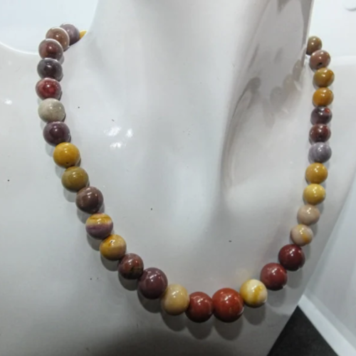 Collier de perles en jaspe mookaite (confiance en soi / stress)
