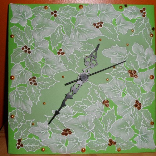 Horloge en pergamano ultra légère motif feuilles