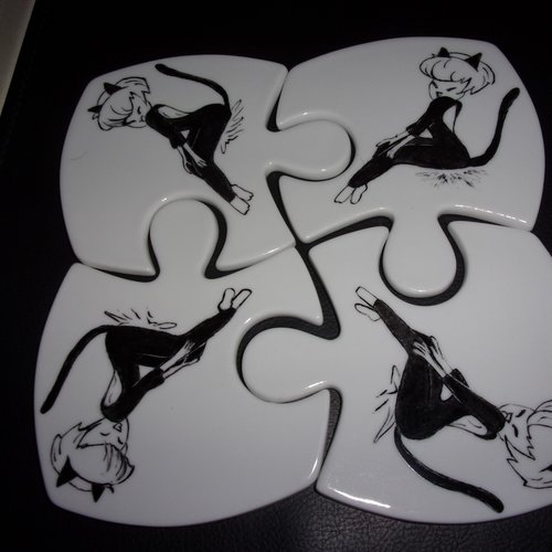 Dessous de plat forme puzzle en porcelaine peint à la main motif femme chat
