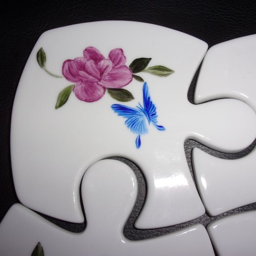 Dessous de plat forme puzzle en porcelaine peint à la main motif fleur papillon
